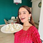 Rukshar Dhillon Instagram - Happy Ganesh Chaturthi from champ and me♥️ Don’t miss our beautiful home made modaks😍 Hope you guys are having an amazing celebration with all your family and friends. Lots of love and blessings♥️