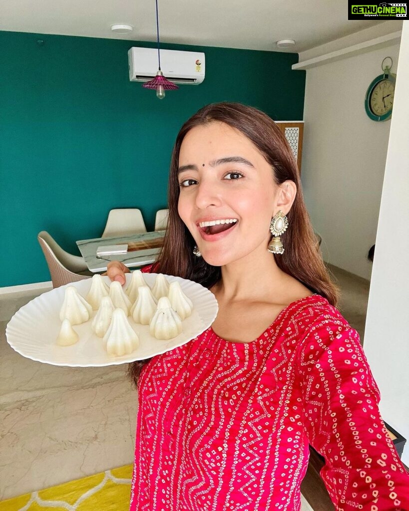 Rukshar Dhillon Instagram - Happy Ganesh Chaturthi from champ and me♥ Don’t miss our beautiful home made modaks😍 Hope you guys are having an amazing celebration with all your family and friends. Lots of love and blessings♥