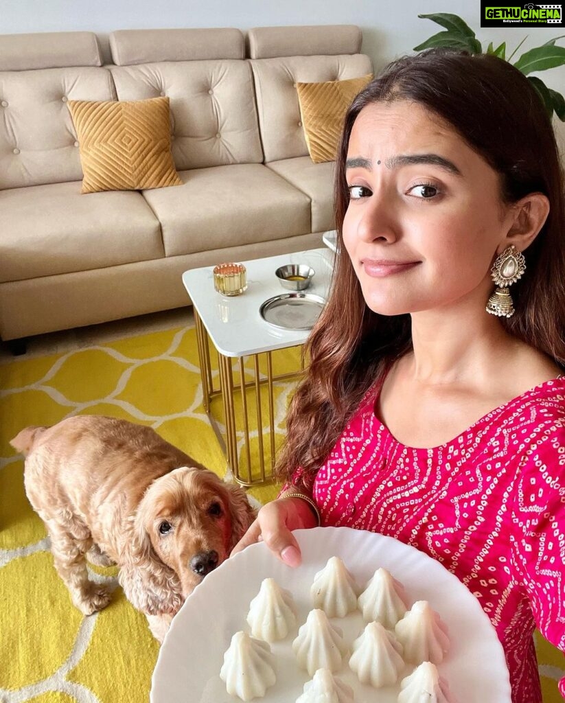 Rukshar Dhillon Instagram - Happy Ganesh Chaturthi from champ and me♥ Don’t miss our beautiful home made modaks😍 Hope you guys are having an amazing celebration with all your family and friends. Lots of love and blessings♥