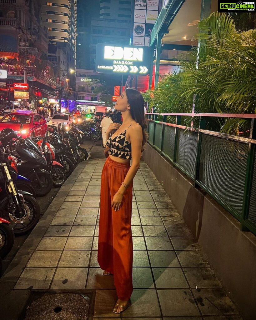 Rukshar Dhillon Instagram - One night in Bangkok!🌃
