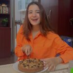 Rukshar Dhillon Instagram - The art and the artist🧡 #RukCanCook A yummy banana walnut cinnamon cake. Handmade with ♥️