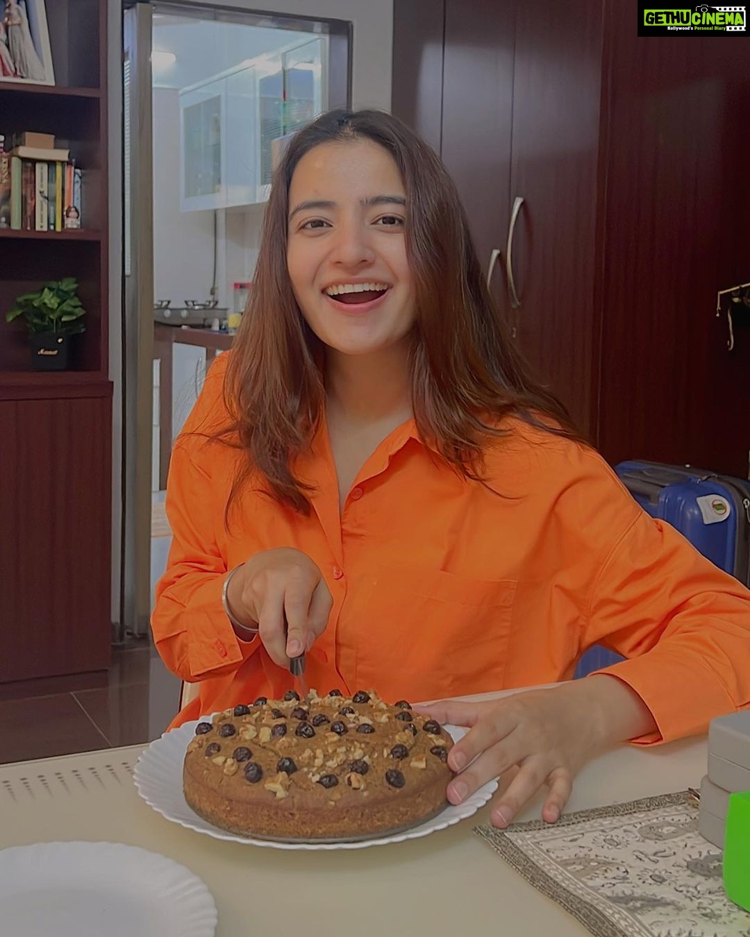 Rukshar Dhillon Instagram - The art and the artist🧡 #RukCanCook A yummy banana walnut cinnamon cake. Handmade with ♥️