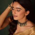 Rukshar Dhillon Instagram - Sparks of gold✨ For the teaser launch of #SparkTheLife Stylist- @shefalideora_ @raw_mango @akoyajewels Photographer- @pranav.foto Make up- @pixelperfectmakeup_visali Hair- @jayaram_dasarla