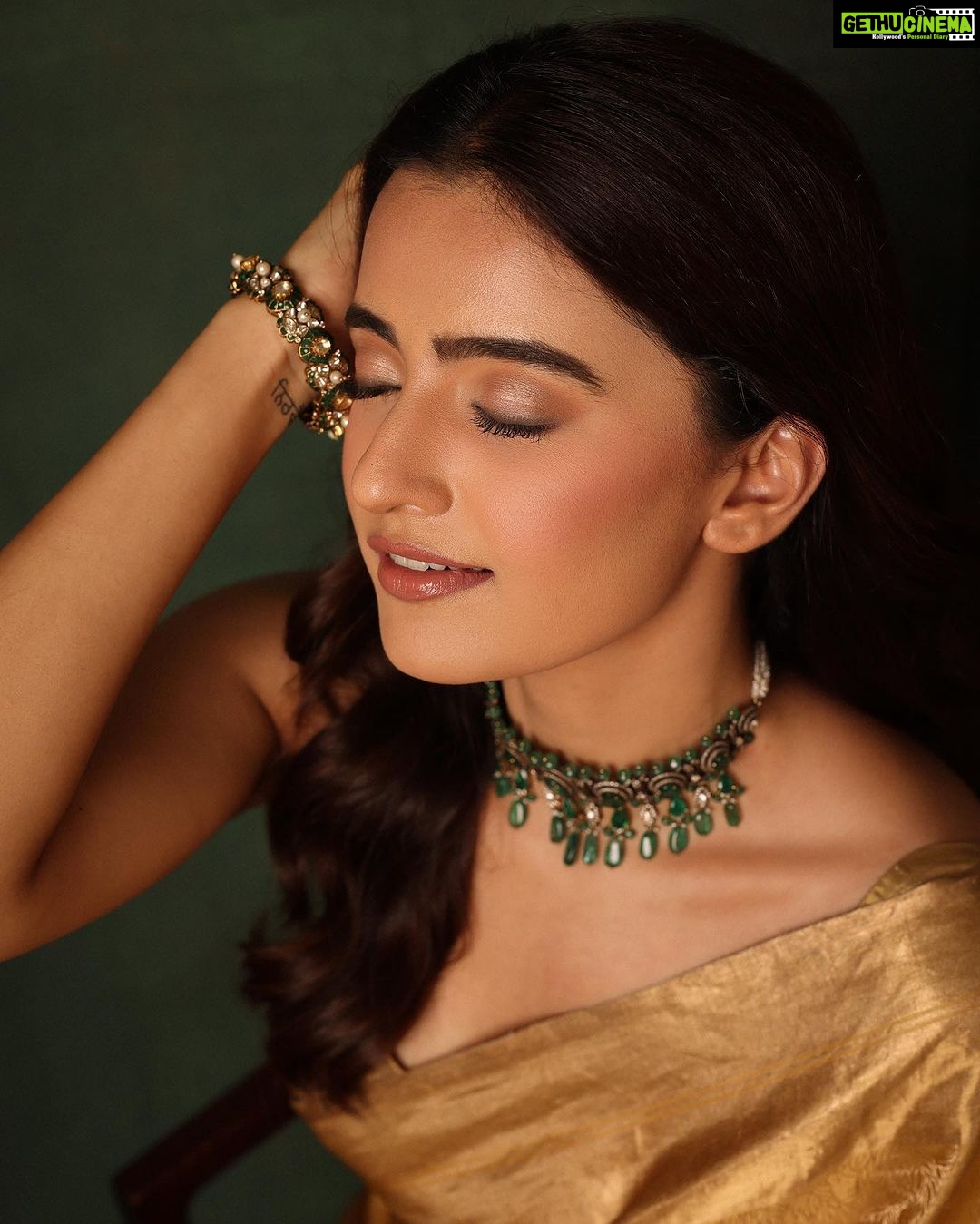 Rukshar Dhillon Instagram - Sparks of gold✨ For the teaser launch of #SparkTheLife Stylist- @shefalideora_ @raw_mango @akoyajewels Photographer- @pranav.foto Make up- @pixelperfectmakeup_visali Hair- @jayaram_dasarla