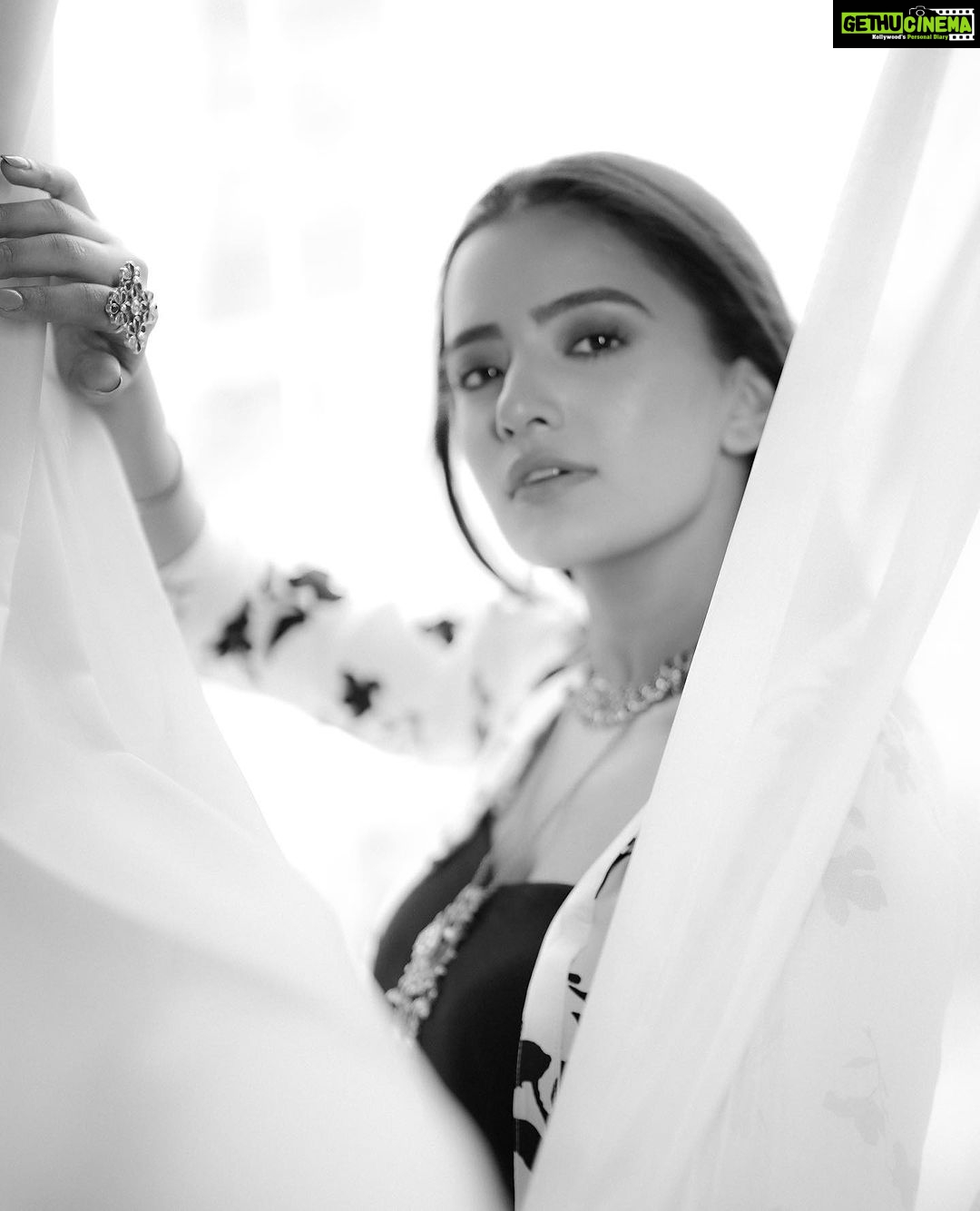 Rukshar Dhillon Instagram - Black white and everything in between♣️ Wearing- @houseofsanaari Jewellery- @the_chandi_studio Styled by- @vasundhara_daga Captured by- @neerajsethiphotography Make up- @rup_makeup_aura Hair- @hairstylist_laddi312