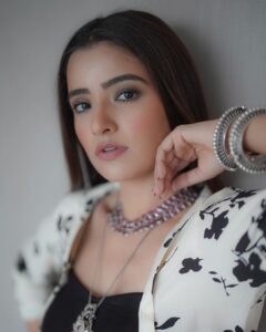 Rukshar Dhillon Instagram - 21-7-2023 💌
#Tufang 

In theaters now!

Wearing- @houseofsanaari 
Jewellery- @the_chandi_studio 
Styled by- @vasundhara_daga 
Captured by- @neerajsethiphotography 
Make up- @rup_makeup_aura 
Hair- @hairstylist_laddi312