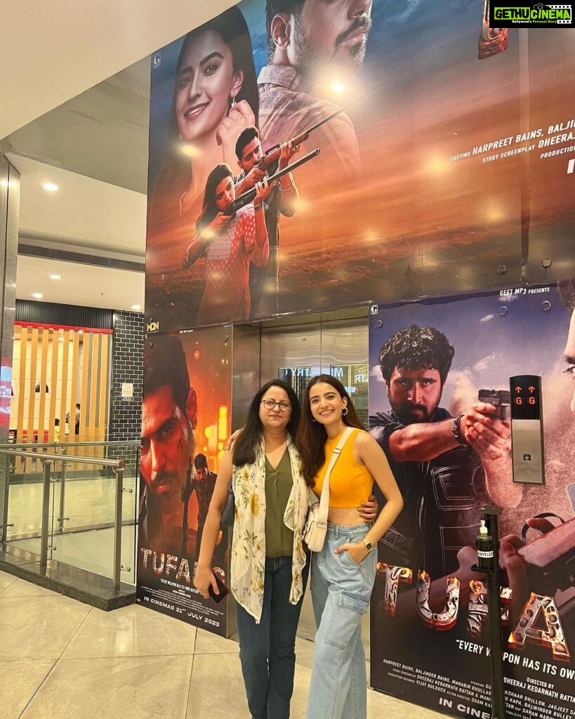Rukshar Dhillon Instagram - Just casually walking around the mall spotting myself with mama🥰🫠 Grateful and blessed❤ #Tufang in 2 Days! Cannot keep calm🤩