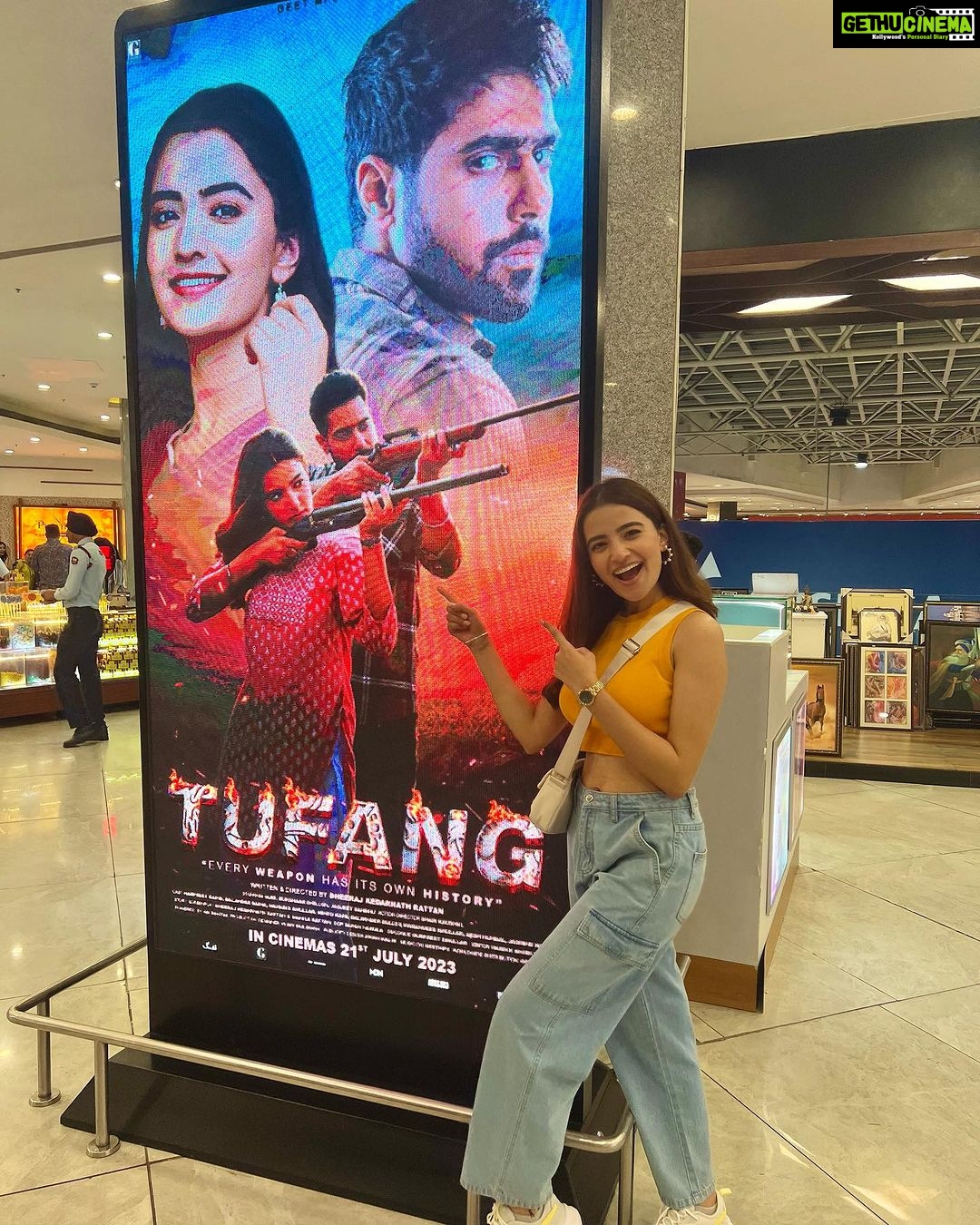 Rukshar Dhillon Instagram - Just casually walking around the mall spotting myself with mama🥰🫠 Grateful and blessed❤️ #Tufang in 2 Days! Cannot keep calm🤩