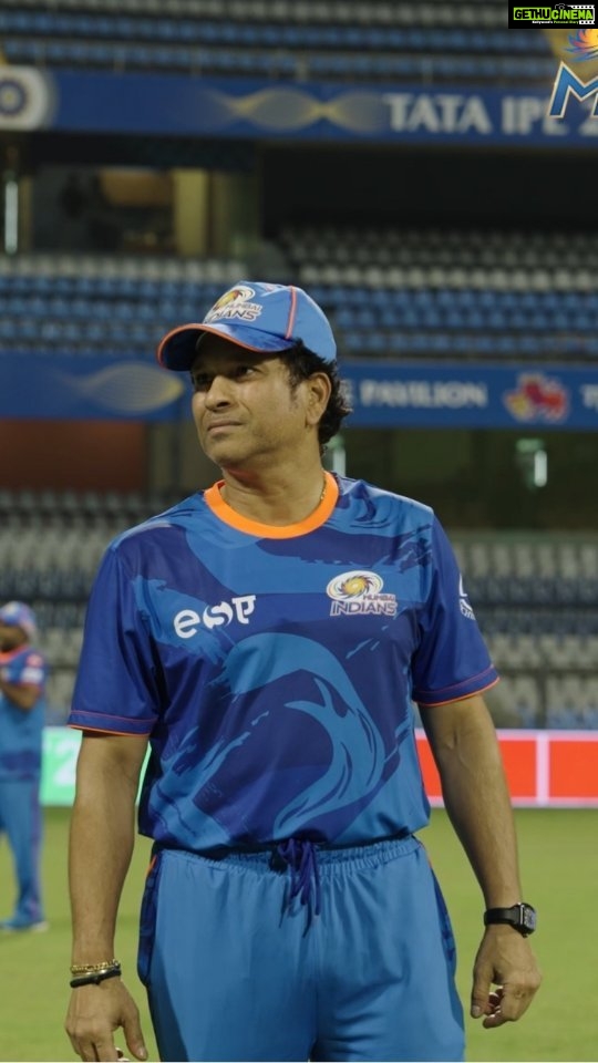 Sachin Tendulkar Instagram - 𝐓𝐡𝐞 𝐌𝐚𝐬𝐭𝐞𝐫 𝐁𝐥𝐚𝐬𝐭𝐞𝐫 🤝 𝐌𝐈 𝐒𝐪𝐮𝐚𝐝 💙 #OneFamily #MumbaiMeriJaan #MumbaiIndians #TATAIPL #IPL2023 MI TV