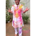 Sachin Tendulkar Instagram – Happy Holi everyone!
Can you count the number of colours 🎨 on my kurta?

#HappyHoli #Holi #Colours #Festivals