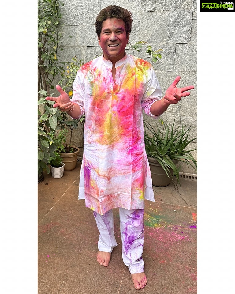 Sachin Tendulkar Instagram - Happy Holi everyone! Can you count the number of colours 🎨 on my kurta? #HappyHoli #Holi #Colours #Festivals