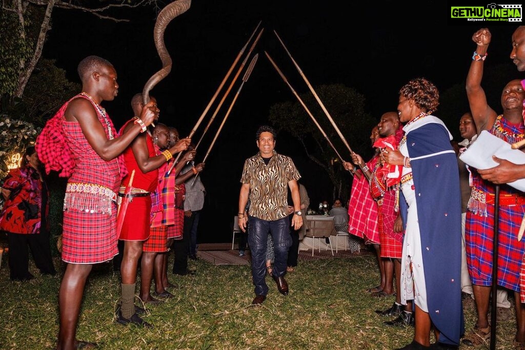 Sachin Tendulkar Instagram - Guard of honour the Masai way. Honoured to receive their blessings.🙏🏻 #MasaiMaraDiaries  #MeetingTheLocals #MasaiMara #Fun #Dance #MasaiTribe #throwback