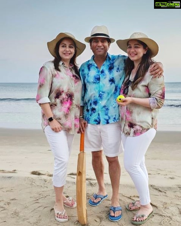 Sachin Tendulkar Instagram - When the Mother and Daughter twinned, I grinned! 😁 . . . . Thanks for designing such cool shirts @mizuchiclothing Location - @cocoshambhala #CocoshambhalaLove #sindhudurg #maharashtra #throwback