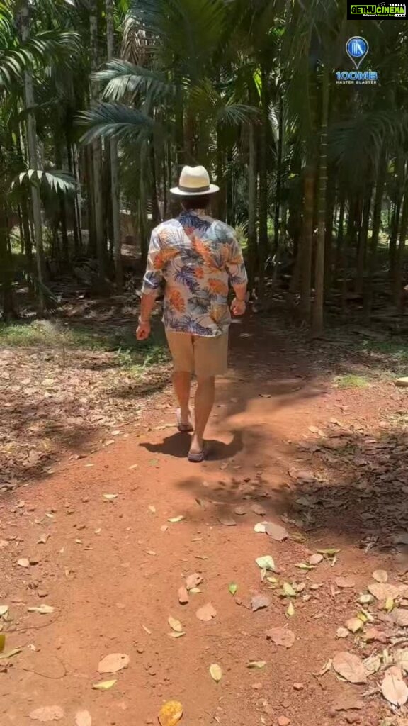 Sachin Tendulkar Instagram - A sneak peek at how I celebrated a special weekend surrounded by the serene beauty of Malwan. The company was as delightful as the destination. Are you ready to walk with me? Location 📍 @maachli_farmstay #Throwback #WeekendVibes #Malwan #Sindhudurg #Maharashtra #Holidays #LunchTime #Farms #Farmstay