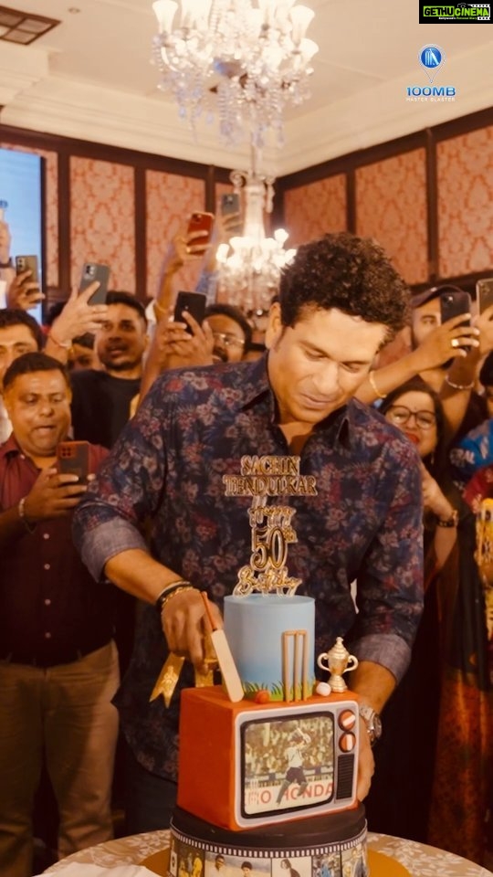 Sachin Tendulkar Instagram - 25 years of the Desert Storm innings and the 50th birthday of @sachintendulkar, here's how 100MB and the 100 Super Fans celebrated both the occasions with the 100 Master Blaster! 🥳 #SachinTendulkar #HappyBirthdaySachin #50ForSachin