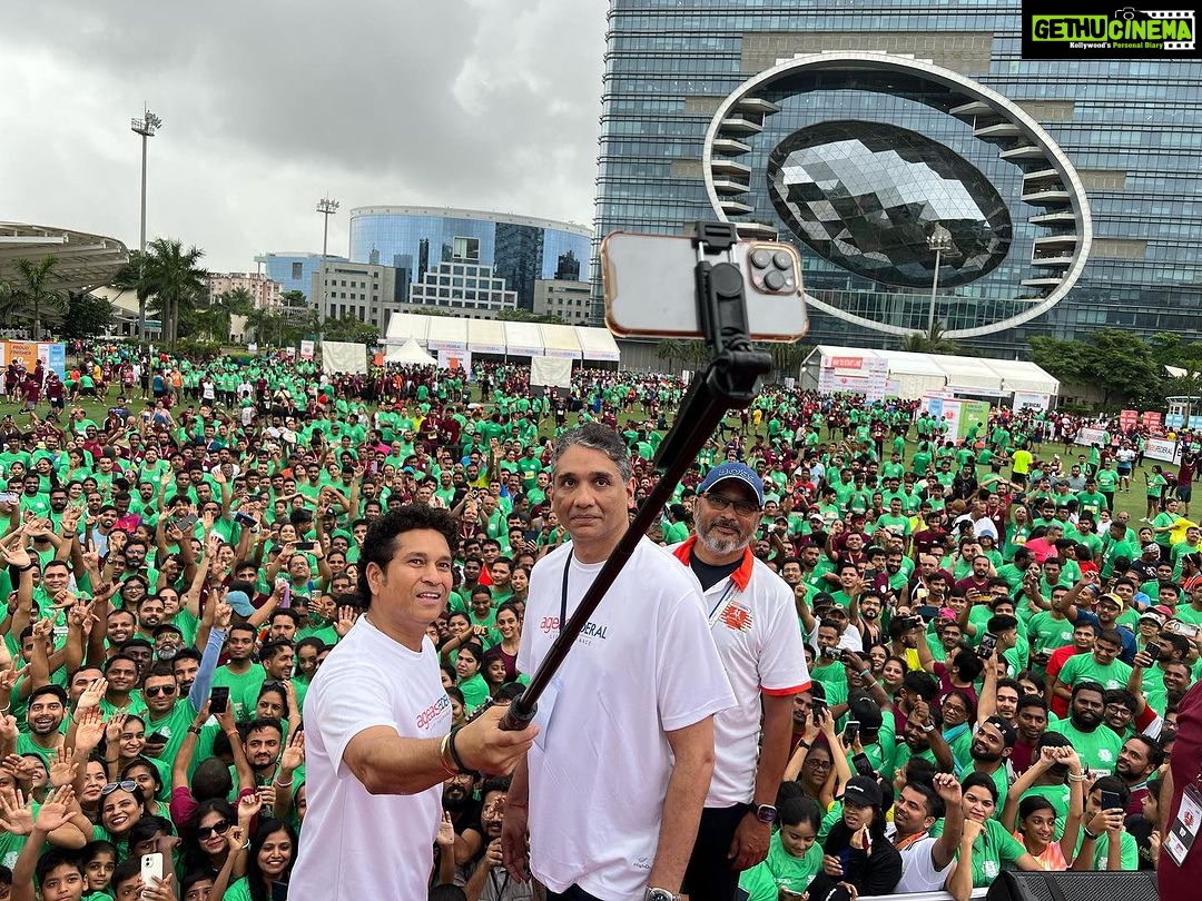 Sachin Tendulkar Instagram - My vision has been to transform India from a sport-loving nation to a sport-playing nation. @ageasfederal shares the same vision, and we embarked on a journey together through marathons. It's incredibly heartening to witness the response this year, with the highest turnout ever in Mumbai. Congratulations to all the participants, hope you all inspire your friends and family to embrace a healthy lifestyle as well. #RunAgelessRunFearless #partnership Mumbai, Maharashtra
