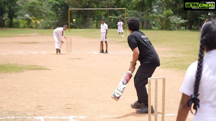 Sachin Tendulkar Instagram - The right way to celebrate Left-Handers Day – with a left-handed heave! 🏏 #LeftHandersDay