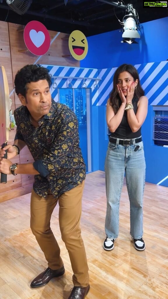 Sachin Tendulkar Instagram - East or west, Sachin Sir is the best!!! Agreed? 😃😃😃 Pata hai cricket mujhe Sachin Sir ne sikhaya! 😎🤌🏼😜 Meeting and shooting this reel with @sachintendulkar was such an experience! An inspiration to generations, he’s also a really patient coach. Humbled and blessed to have this opportunity to shoot with him ✨✨🤌🏼🤌🏼 . . #Sachintendulkar #cricket #indiancricket #straightdrive #desertstorm #50ForSachin #HappyBirthdaySachin #loveitreelit #SachinxMeta #funnyvideo Facebook Mumbai Office