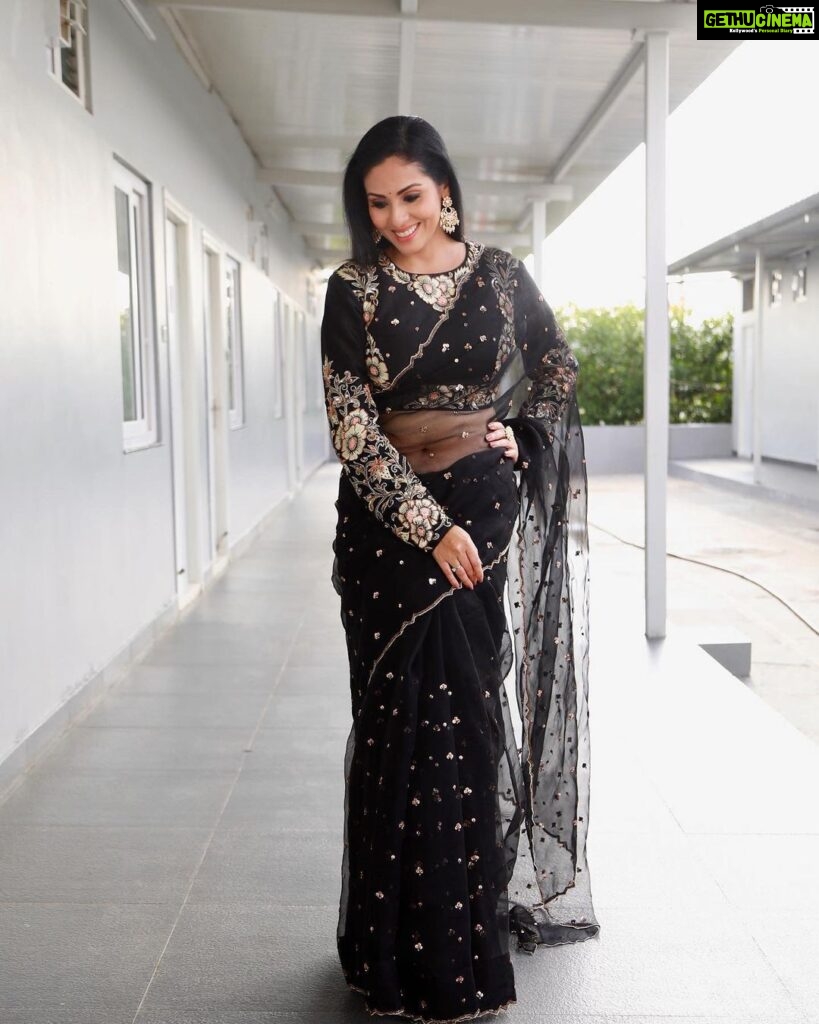 Sadha Instagram - 🖤🖤🖤 Gorgeous Saree by @olivesbysashi.in Accessories by @kushalsfashionjewellery Styled by @harinireddym #indian #saree #sadaa