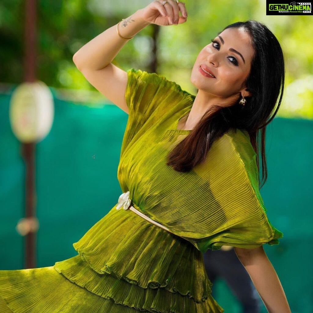 Sadha Instagram - Go green! 😀💚 For #neethoneydance @starmaa Every Sat Sun at 9 pm ☺️ Styled by @harinireddym 🫶 #sadaa #judge #realityshow #danceshow