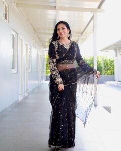 Sadha Instagram - 🖤🖤🖤

Gorgeous Saree by @olivesbysashi.in 
Accessories by @kushalsfashionjewellery 
Styled by @harinireddym 

#indian #saree #sadaa