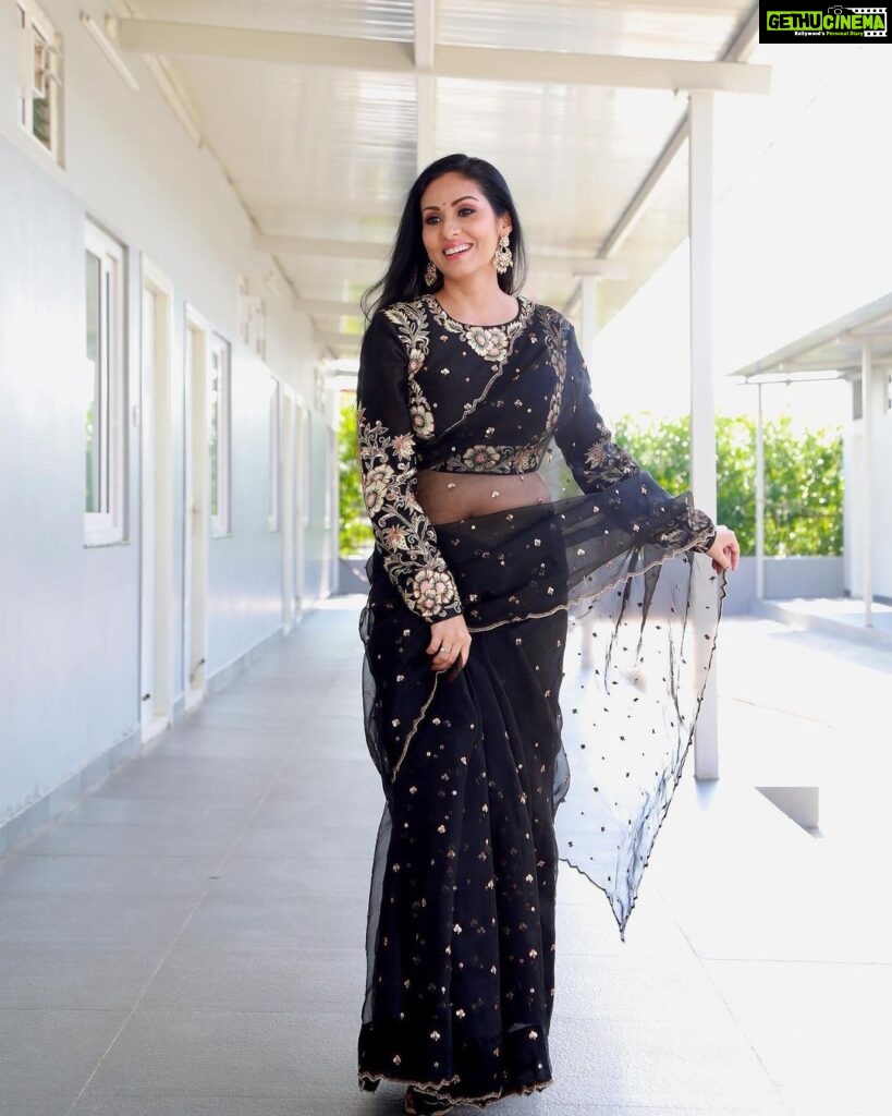 Sadha Instagram - 🖤🖤🖤 Gorgeous Saree by @olivesbysashi.in Accessories by @kushalsfashionjewellery Styled by @harinireddym #indian #saree #sadaa