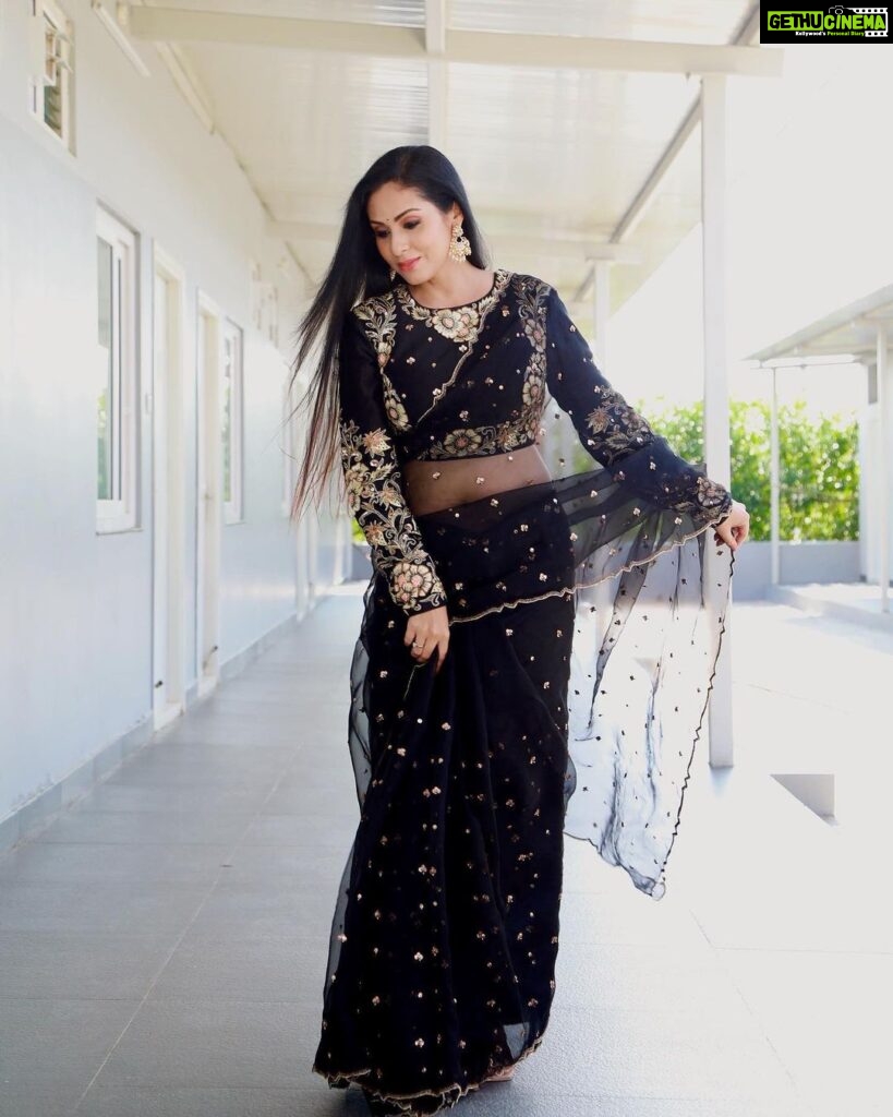 Sadha Instagram - 🖤🖤🖤 Gorgeous Saree by @olivesbysashi.in Accessories by @kushalsfashionjewellery Styled by @harinireddym #indian #saree #sadaa