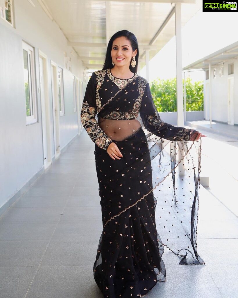 Sadha Instagram - 🖤🖤🖤 Gorgeous Saree by @olivesbysashi.in Accessories by @kushalsfashionjewellery Styled by @harinireddym #indian #saree #sadaa
