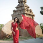 Sai Dhanshika Instagram - சிவப்பு மனிதனுக்கும் நிழல் கருப்புதான், கருப்பு மனிதனுக்கு ரத்தம் சிவப்புதான், வண்ணங்களில் இல்லை வாழ்க்கை, மனித எண்ணங்களில் உள்ளது வாழ்க்கை 🙏🏼 Thanks team for bringing the best in what you do ☺️ Beautifully Photographed by @karthikha_photography & @styl_by_prathi Great Videos taken by @kavinilavan_filmmaker Excellent Editing by @nidhin_prem My Favourite makeup artist @reenapaiva Hair by @durga pro @riazkahmed.pro Costume by @danny_szt Ass @salu112623