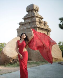 Sai Dhanshika Instagram - சிவப்பு மனிதனுக்கும் நிழல் கருப்புதான், கருப்பு மனிதனுக்கு ரத்தம் சிவப்புதான், வண்ணங்களில் இல்லை வாழ்க்கை, மனித எண்ணங்களில் உள்ளது வாழ்க்கை 🙏🏼
Thanks team for bringing the best in what you do ☺️
Beautifully Photographed by @karthikha_photography & @styl_by_prathi 
Great Videos taken by @kavinilavan_filmmaker 
Excellent Editing by @nidhin_prem 
My Favourite makeup artist @reenapaiva 
Hair by @durga pro @riazkahmed.pro 
Costume by @danny_szt 
Ass @salu112623