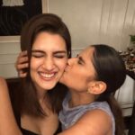 Sai Tamhankar Instagram - Heartiest Congratulations for such a great honour and a huge achievement my Sundari .. we all are brimming with pride .. @kritisanon . We missed you a lot @pankajtripathi ji .. heartiest congratulations sir ; aapse humesha bohot seekha hai ; seekhte rahenge .. !! #saitamhankar #kritisanon #pankajtripathi #mimi #nationalaward