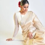 Sai Tamhankar Instagram - नारी ! @sayalirajadhyakshasarees @pinklanebyrashi @digambar103 @jayshree2783 @nehachaudhary_ @vishal.patil36 @akshay_26 #saitamhankar #sixyards #mhj
