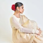 Sai Tamhankar Instagram - नारी ! @sayalirajadhyakshasarees @pinklanebyrashi @digambar103 @jayshree2783 @nehachaudhary_ @vishal.patil36 @akshay_26 #saitamhankar #sixyards #mhj
