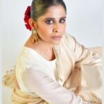 Sai Tamhankar Instagram - नारी ! @sayalirajadhyakshasarees @pinklanebyrashi @digambar103 @jayshree2783 @nehachaudhary_ @vishal.patil36 @akshay_26 #saitamhankar #sixyards #mhj