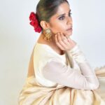Sai Tamhankar Instagram - नारी ! @sayalirajadhyakshasarees @pinklanebyrashi @digambar103 @jayshree2783 @nehachaudhary_ @vishal.patil36 @akshay_26 #saitamhankar #sixyards #mhj