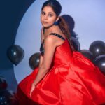 Sai Tamhankar Instagram - An ode to Duniyadari! Btw I wore the same earrings in the film too .. so amazing visiting this old lane full of memories and amazing times .. to friendship , to Love and most of all to you all for loving this film and making it a blockbuster! @satyamakeupartist @jayshree2783 @nehachaudhary_ @akshay_26 @santushtimahadeo #saitamhankar #shirin #retro #red #polkadots #bighair #wingedliner #allthingsretro #eastmancolor #lovestory