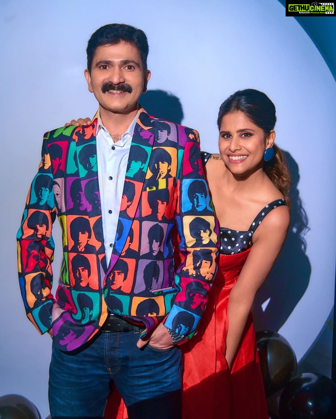 Sai Tamhankar Instagram - It always takes a team ! Celebrating 10 years of ”दुनियादारी” with my team at “Chala Hawa Yeu Dya” . Don’t Miss to watch us tonight at 9.30pm on @zeemarathiofficial . #saitamhankar #shirin #duniyadaari #history #10yearsofduniyadaari #gamechanger Duniyadari