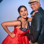 Sai Tamhankar Instagram - It always takes a team ! Celebrating 10 years of ”दुनियादारी” with my team at “Chala Hawa Yeu Dya” . Don’t Miss to watch us tonight at 9.30pm on @zeemarathiofficial . #saitamhankar #shirin #duniyadaari #history #10yearsofduniyadaari #gamechanger Duniyadari