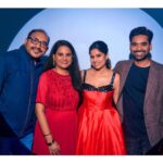 Sai Tamhankar Instagram - It always takes a team ! Celebrating 10 years of ”दुनियादारी” with my team at “Chala Hawa Yeu Dya” . Don’t Miss to watch us tonight at 9.30pm on @zeemarathiofficial . #saitamhankar #shirin #duniyadaari #history #10yearsofduniyadaari #gamechanger Duniyadari