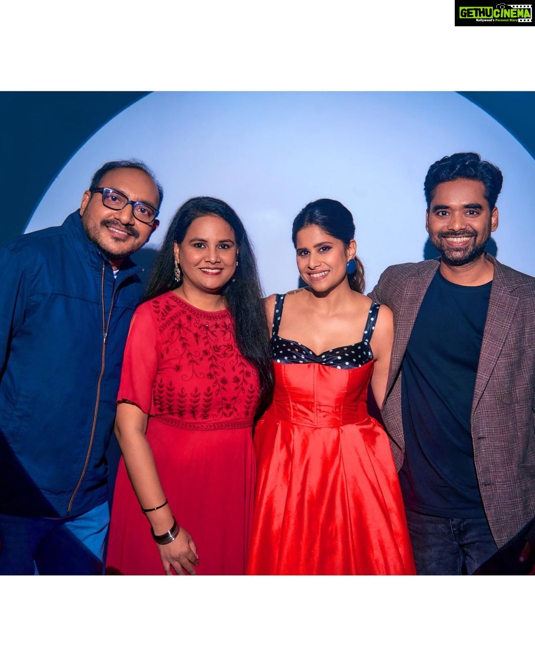 Sai Tamhankar Instagram - It always takes a team ! Celebrating 10 years of ”दुनियादारी” with my team at “Chala Hawa Yeu Dya” . Don’t Miss to watch us tonight at 9.30pm on @zeemarathiofficial . #saitamhankar #shirin #duniyadaari #history #10yearsofduniyadaari #gamechanger Duniyadari