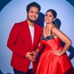 Sai Tamhankar Instagram - It always takes a team ! Celebrating 10 years of ”दुनियादारी” with my team at “Chala Hawa Yeu Dya” . Don’t Miss to watch us tonight at 9.30pm on @zeemarathiofficial . #saitamhankar #shirin #duniyadaari #history #10yearsofduniyadaari #gamechanger Duniyadari