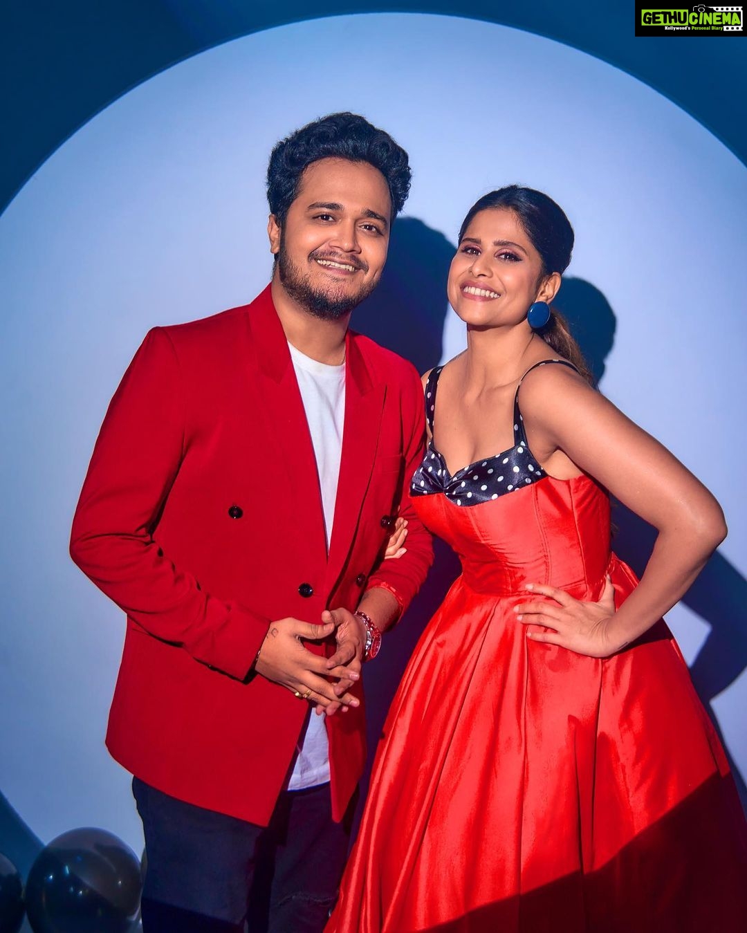 Sai Tamhankar Instagram - It always takes a team ! Celebrating 10 years of ”दुनियादारी” with my team at “Chala Hawa Yeu Dya” . Don’t Miss to watch us tonight at 9.30pm on @zeemarathiofficial . #saitamhankar #shirin #duniyadaari #history #10yearsofduniyadaari #gamechanger Duniyadari