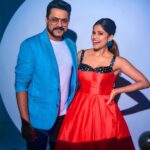 Sai Tamhankar Instagram - It always takes a team ! Celebrating 10 years of ”दुनियादारी” with my team at “Chala Hawa Yeu Dya” . Don’t Miss to watch us tonight at 9.30pm on @zeemarathiofficial . #saitamhankar #shirin #duniyadaari #history #10yearsofduniyadaari #gamechanger Duniyadari