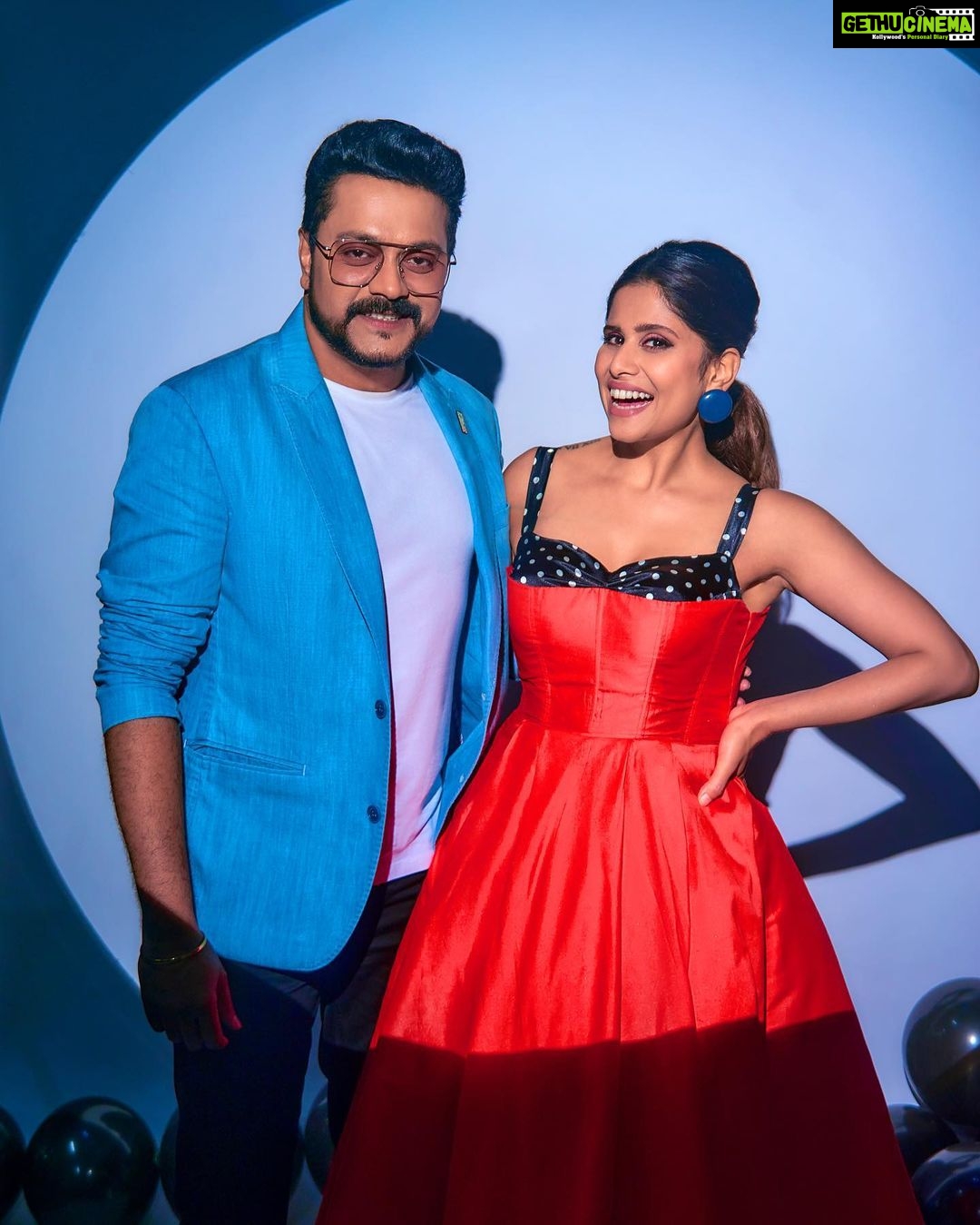 Sai Tamhankar Instagram - It always takes a team ! Celebrating 10 years of ”दुनियादारी” with my team at “Chala Hawa Yeu Dya” . Don’t Miss to watch us tonight at 9.30pm on @zeemarathiofficial . #saitamhankar #shirin #duniyadaari #history #10yearsofduniyadaari #gamechanger Duniyadari