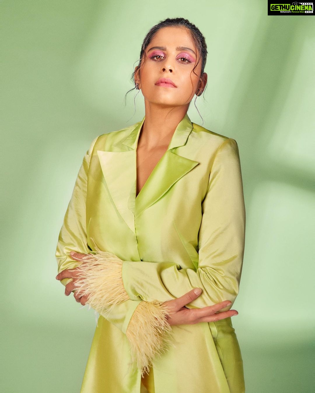 Sai Tamhankar Instagram - Miss Willy Wonka . @white_by_dinaaz @koharbykanika @nehachaudhary_ @digambar103 @jayshree2783 @akshay_26 @vishal.patil36 @azim_shaikh1989 #saitamhankar #charliesmultiverse #misswonka #willywonka #pantsuit #fave #mhj