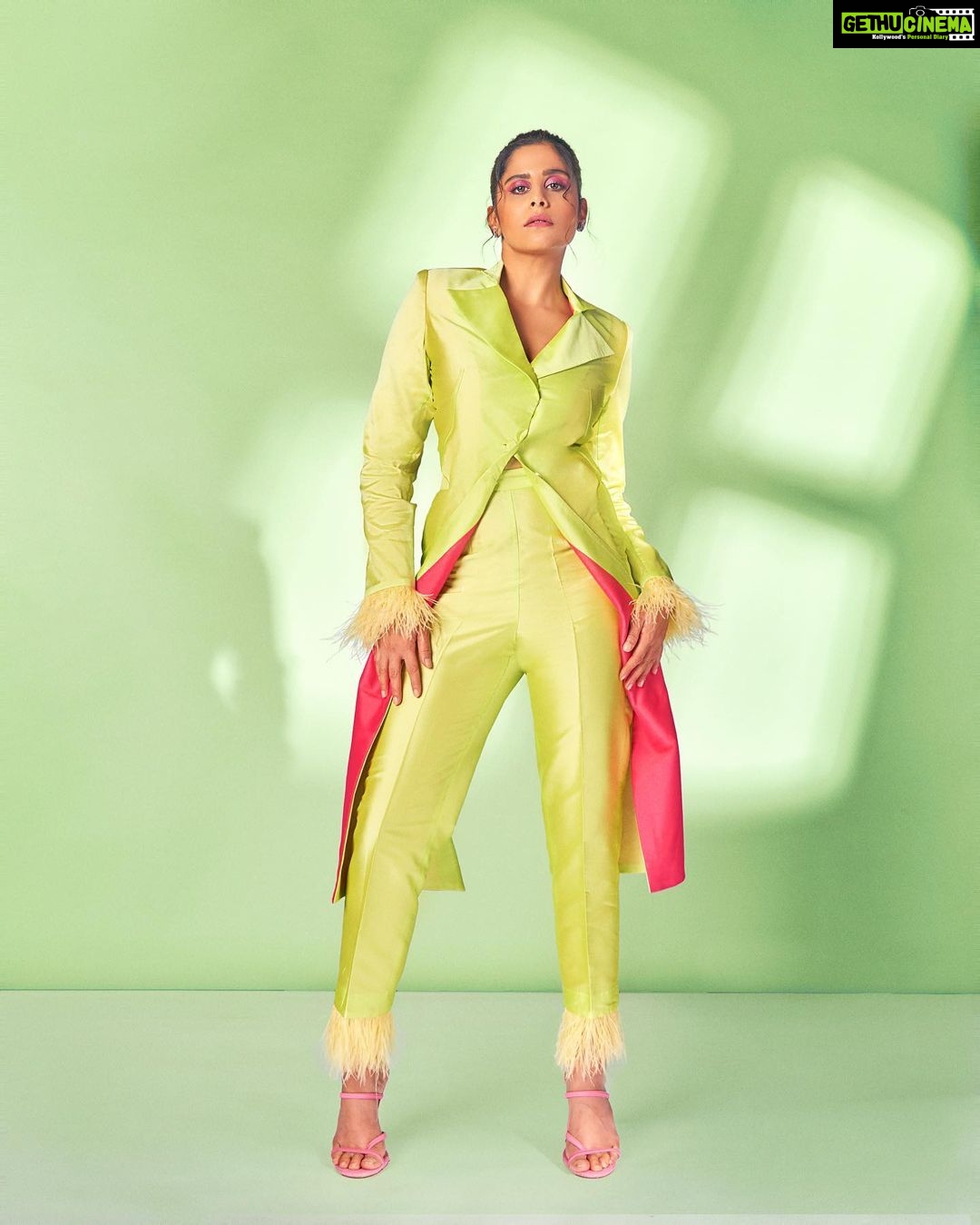 Sai Tamhankar Instagram - Miss Willy Wonka . @white_by_dinaaz @koharbykanika @nehachaudhary_ @digambar103 @jayshree2783 @akshay_26 @vishal.patil36 @azim_shaikh1989 #saitamhankar #charliesmultiverse #misswonka #willywonka #pantsuit #fave #mhj
