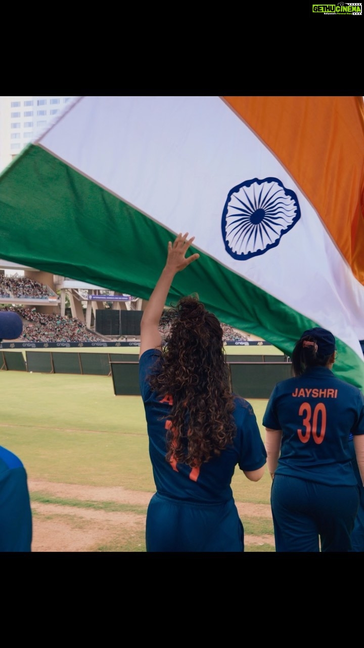 Saiyami Kher Instagram - Utho aur salaam karo iss desh ko! š®š³ #GhoomerInCinemas on 18th August #RBalki @azmishabana18 @bachchan @angadbedi @rude_diaries @vishalsinhadop @itsamittrivedi @raahool19 @kausarmunir @hopeprodn @penmarudhar.official #RakeshJhunjhunwala #AnilNaidu #GauriShinde