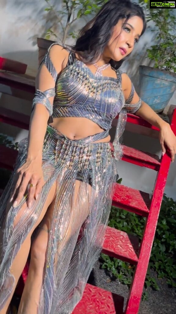 Sakshi Agarwal Instagram - Hows my new look❤️ Wait for the performance❤️❤️ So much fun @bigfmindia @92.7bigfmtamil awards❤️❤️ . #bigfm #awards #awardshow #danceperformance #sakshiagarwal #dancevideo #instareels #dancereels #feelitreelit #reelsinstagram #trendingreels #trendingsongs #trendalert #dancecostume Chennai, India