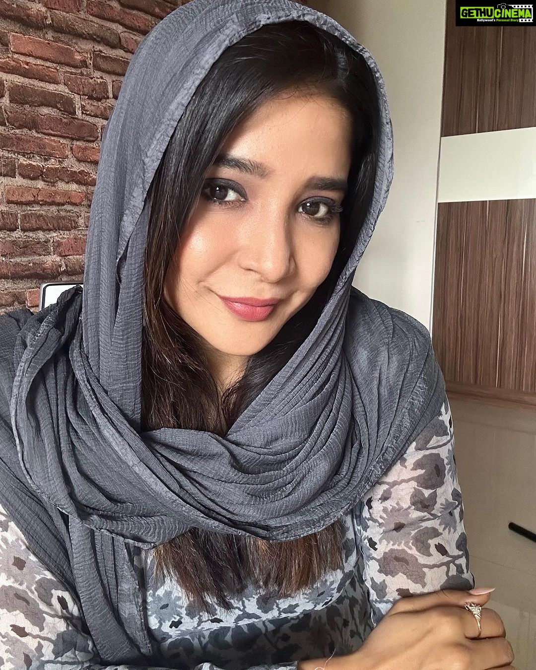 Sakshi Agarwal Instagram - Good morning ✨✨ . @sri_boutique_byprema . #casual #salwar #churidar #kollywood Chennai, India