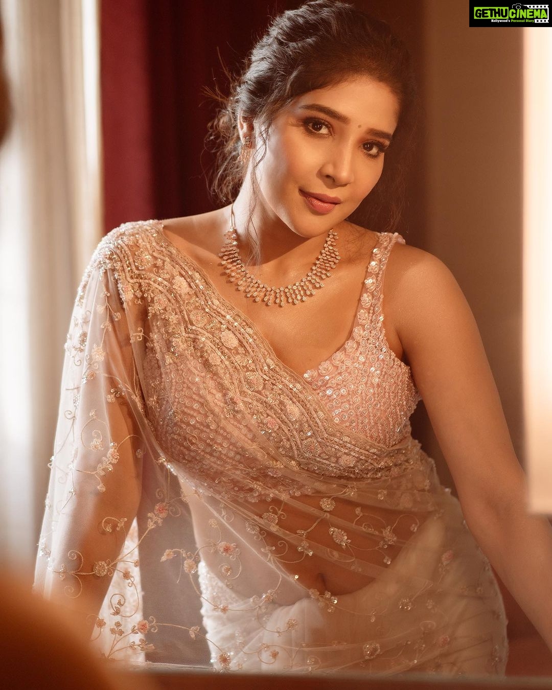 Sakshi Agarwal Instagram - Made of Stardust and Magical things✨ . @theportraitstudio_tps @murugeshmakeup_hair @anupama_makeoverartistry @beingstyl @samyakkclothing @fineshinejewels @stylefiles_bydeepikareddy . #sakshiagarwal #princessvibes #kollywood #sandalwood #pretty Chennai, India